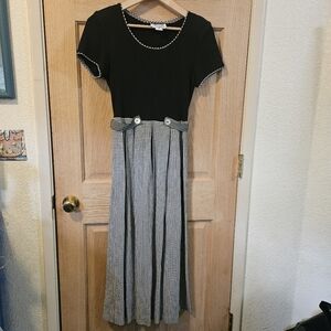 Size 6 Vintage Jeffrey & Dara Black and White Dress